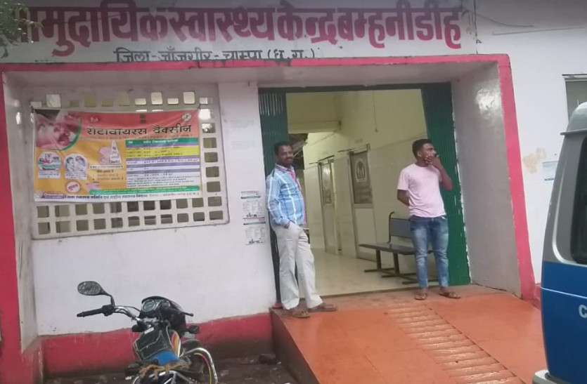 जिले के किसी भी अस्पताल में मास्क व सेनेटाइजर नहीं, जान जोखिम में डालकर स्वास्थ्य कर्मचारी कर रहे काम जिले के किसी भी अस्पताल में मास्क व सेनेटाइजर नहीं, जान जोखिम में डालकर स्वास्थ्य कर्मचारी कर रहे काम