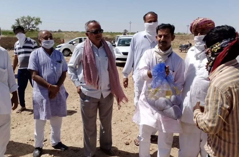 हमदर्द दूर कर रहे दर्द : जरूरतमंदों के घर-घर पहुंचा रहे राहत हमदर्द दूर कर रहे दर्द : जरूरतमंदों के घर-घर पहुंचा रहे राहत