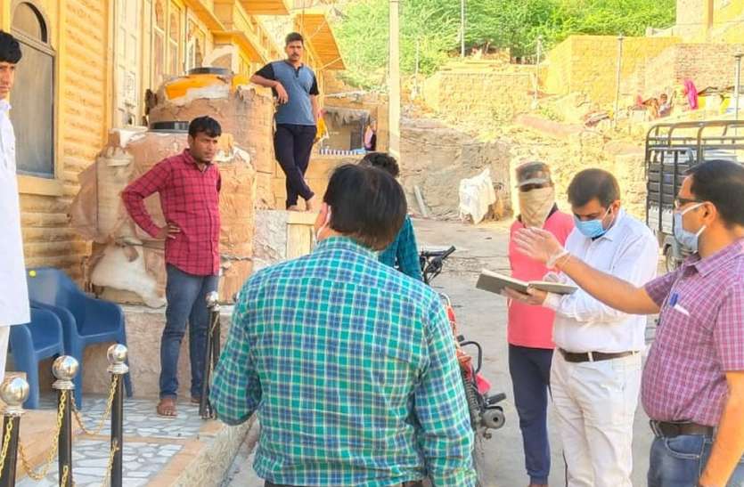 कोरोना वायरस: दलों ने होम क्वारेंटाइन लोगो के घर-घर दी दस्तक कोरोना वायरस: दलों ने होम क्वारेंटाइन लोगो के घर-घर दी दस्तक