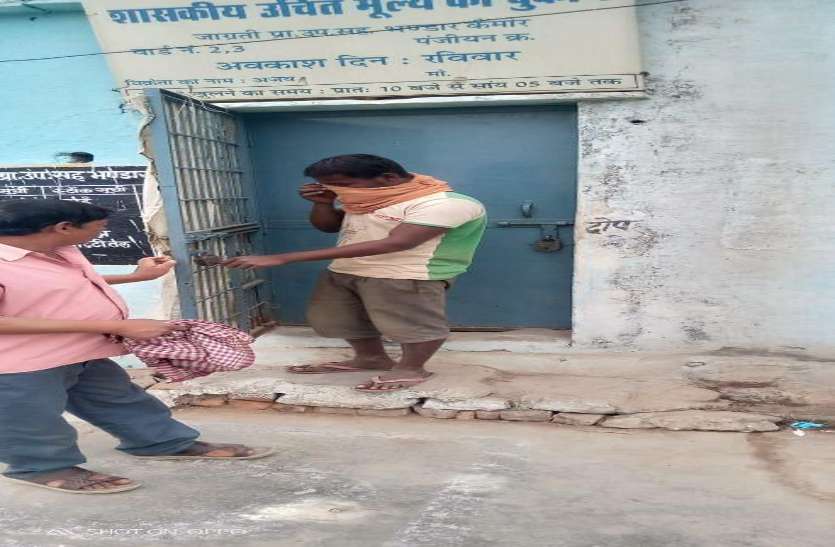 Salesman तीन माह की जगह उपभोक्ताओं को सेल्समैन बांट रहा था एक माह का राशन, पंचनामा बना
