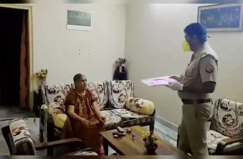 police provide medicine लॉकडाउन में फंसे बेटे ने पुलिस को फोन कर कहा- घर पर मां बीमार है और दवाइयों की जरूरत, जानें फिर क्या हुआ