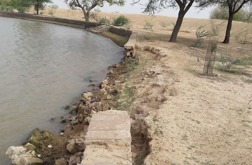 ponds दस साल पहले बने तालाब फूटे, अब मरम्मत करेगी सरकार