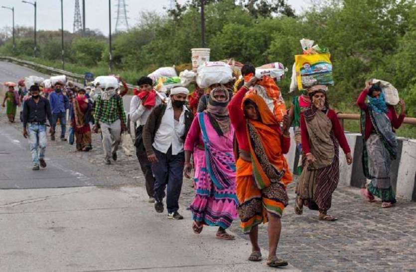 पैरों में छाले और सिर पर बोझ के साथ सामने है मीलों लंबा सफर पैरों में छाले और सिर पर बोझ के साथ सामने है मीलों लंबा सफर
