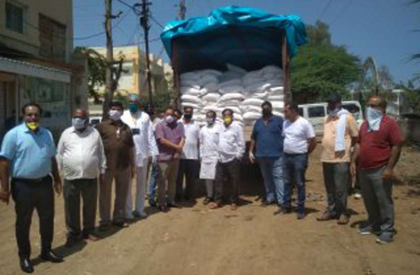 corona: 1500 packets of food items entrusted to district administratio corona : लॉक डाउन : व्यापारी व सामाजिक संगठनों ने जिला प्रशासन को सौंपा 1500 पैकेट खाद्य सामग्री