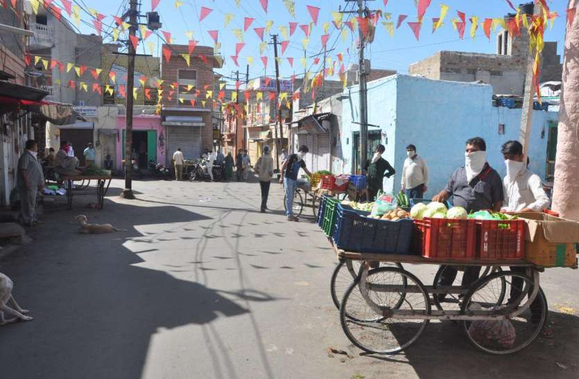 बाड़मेर में सैकड़ों की संख्या में सब्जी खरीदते मिले लोग, आमजन के प्रवेश पर मुख्य मंडी में लगाई रोक बाड़मेर में सैकड़ों की संख्या में सब्जी खरीदते मिले लोग, आमजन के प्रवेश पर मुख्य मंडी में लगाई रोक