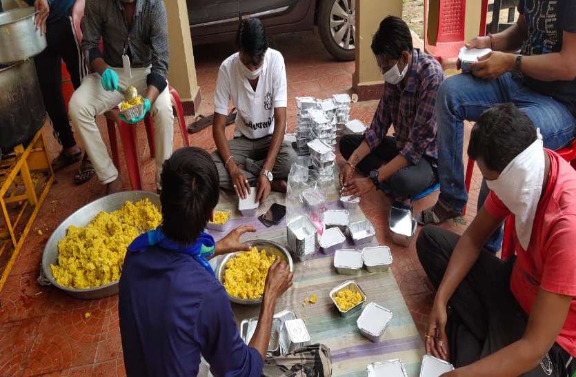 Corona virus: किराए के मकान रह रहा छात्र दो दिन से पानी के साथ खा रहा था रोटी Corona virus: किराए के मकान रह रहा छात्र दो दिन से पानी के साथ खा रहा था रोटी