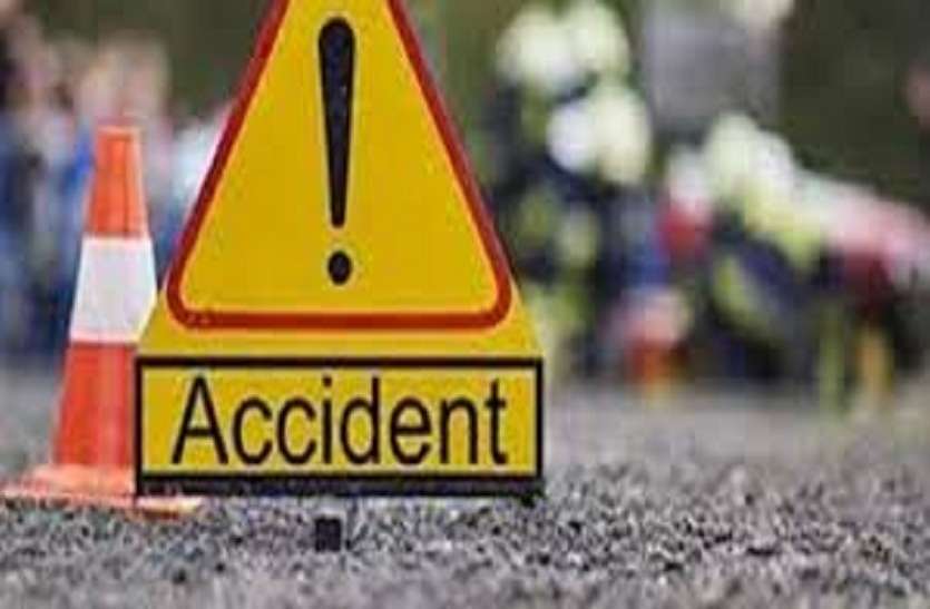 accident_2.jpg देहरादून-सहारनपुर के बीच ट्रक-बाइक की टक्कर, बाइक सवार दाे युवाओं की माैके पर माैत
