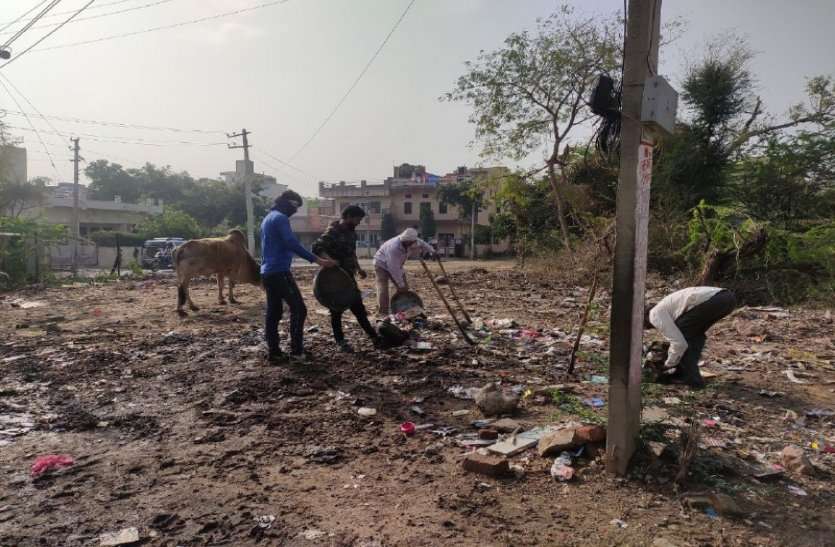 Alwar Nagar Parishad Cleaning Staff Working Without Equipments पूरे देश में कोरोना वायरस का डर, लेकिन अलवर नगर परिषद का वही पुराना ढर्रा, सफाई कर्मियों को कोई सुविधा नहीं