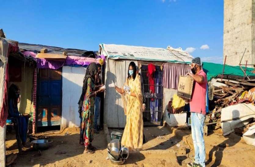Alwar People Providing Food To Needful People During Lock Down लॉक डाउन के समय जरूरतमंदों की लगातार मदद कर रहा अलवर, प्रतिदिन घर-घर जाकर बाँट रहे खाना व नाश्ता