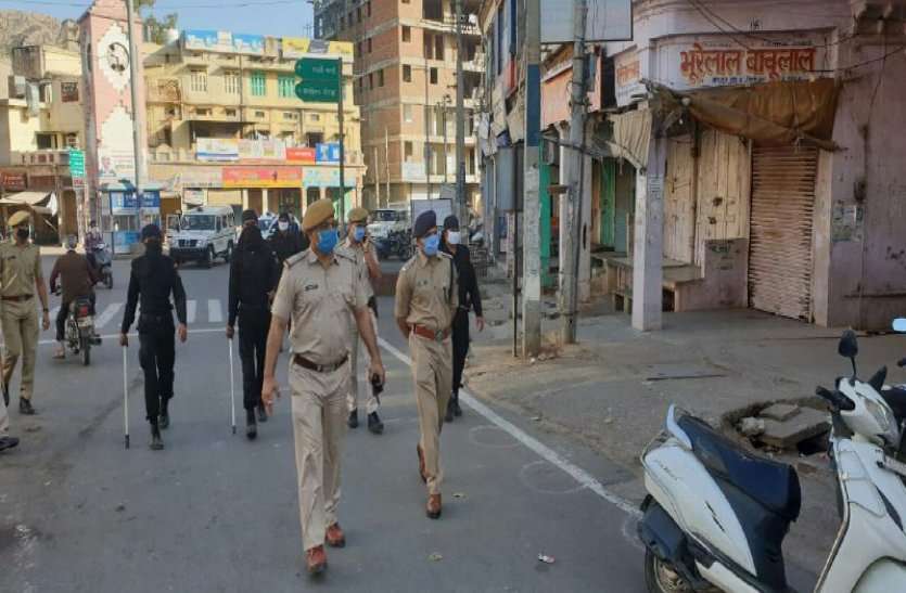Alwar SP Paris Deshmukh Round To Inspect Lock Down In Alwar जिले में लॉक डाउन का जायजा लेने के लिए SP परिस देशमुख ने लगाया पैदल राउंड, पुलिस ने 7 दुकानदारों को किया गिरफ्तार