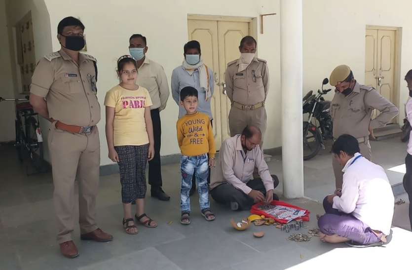arnika.jpg गुल्लक लेकर डीएम ऑफिस पहुंची 8 वर्षीय अर्निका, बोली-अंकल इन पैसों से बनाओ Corona की वैक्सीन