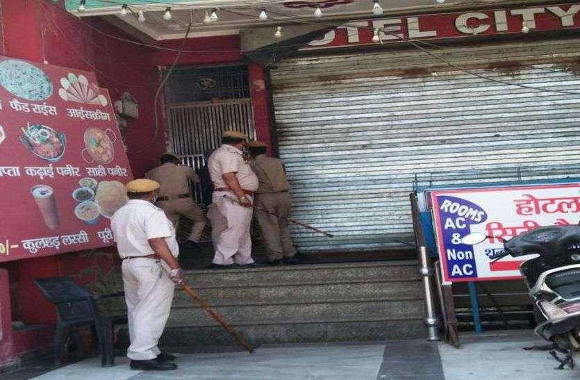 भोजन के पैकेट फेंकने पर पुलिस ने होटल संचालक को पीटा भोजन के पैकेट फेंकने पर पुलिस ने होटल संचालक को पीटा