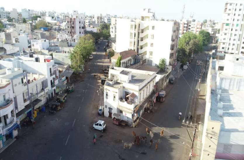 घरों से बाहर निकलने वालों को पकडऩे के लिए ड्रॉन कैमरों की मदद घरों से बाहर निकलने वालों को पकडऩे के लिए ड्रॉन कैमरों की मदद