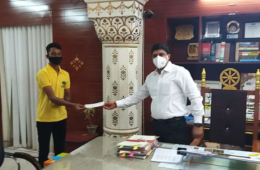 बीकानेर- छात्र ने बचत के दिए 25 हजार बीकानेर- छात्र ने बचत के दिए 25 हजार