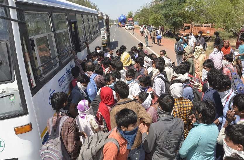 साहब...जेब में सिर्फ 150 रुपए थे, मिन्नतें भी की फिर भी लिया 100 रुपए किराया साहब...जेब में सिर्फ 150 रुपए थे, मिन्नतें भी की फिर भी लिया 100 रुपए किराया