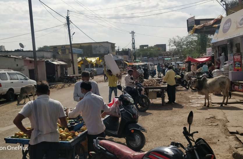 ,,लॉक डाउन का गंभीरता से पालन नहीं कर रहे कुछ लोग कोई मानने को तैयार नहीं, तीन घंटे की छूट में भीड़ के साथ मार्केट में पहुंच रहे लोग, सोशल डिस्टेंस का पालन नहीं कर रहे