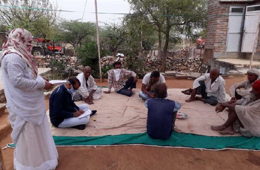 आधा दर्जन ग्राम पंचायतों में चिकित्सा विभाग की टीम ने घर-घर पहुंचकर ली जानकारी आधा दर्जन ग्राम पंचायतों में चिकित्सा विभाग की टीम ने घर-घर पहुंचकर ली जानकारी