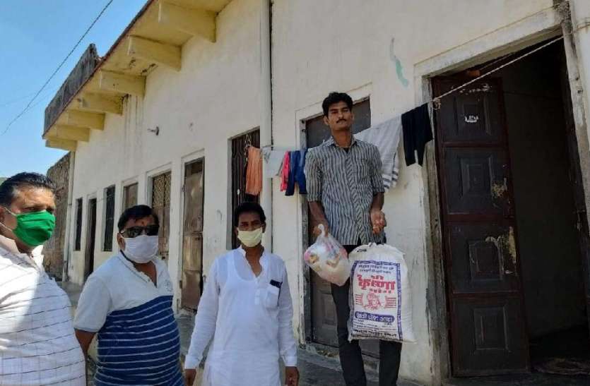 लॉकडाउन में जरूरतमंदों की सहायता से शुरू हो रही दिनचर्या लॉकडाउन में जरूरतमंदों की सहायता से शुरू हो रही दिनचर्या