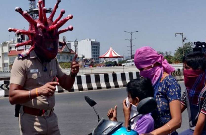 Corona Virus Helmet कोरोना हेलमेट पहनकर लोगों को जागरूक कर रही पुलिस, सामने आई तस्वीर