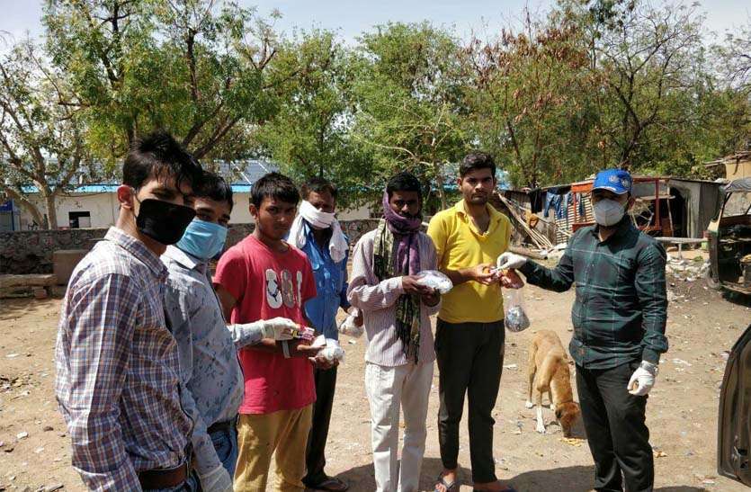 food-being-delivered-to-the-poor गरीबों तक पहुंचाया जा रहा भोजन