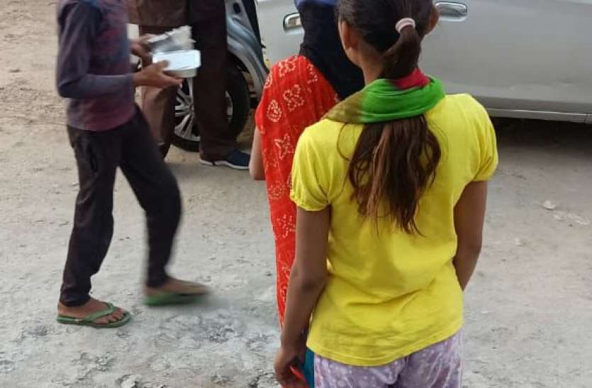 Corona Jaipur : भोजन व्यवस्था में प्रशासन के साथ जनता के हाथ Corona Jaipur : भोजन व्यवस्था में प्रशासन के साथ जनता के हाथ