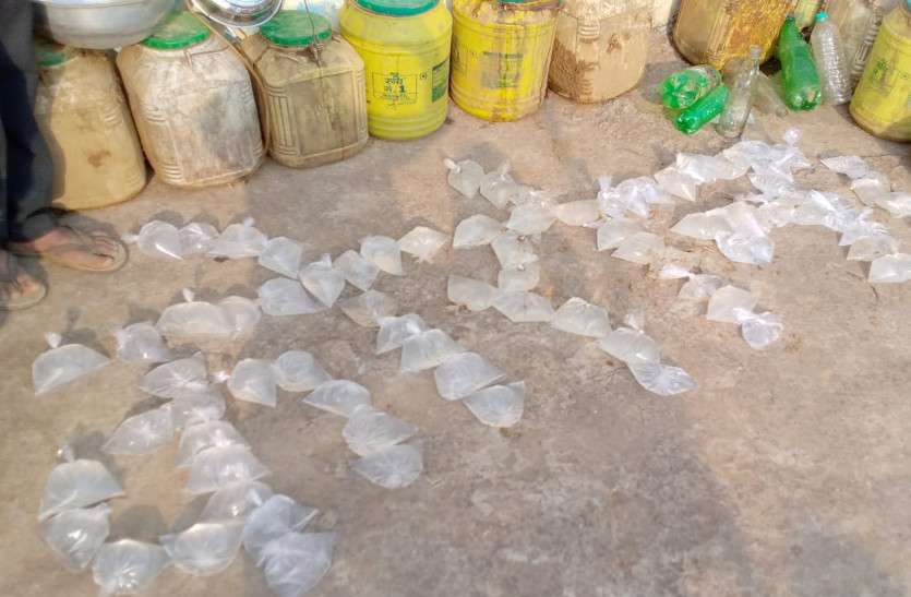 लॉकडाउन में सक्रिए हुए शराब कोचिए, पानी पाऊच का रूप देकर बिक्री के लिए पहुंच रहे गांव-गांव, विभाग को खबर तक नहीं लॉकडाउन में सक्रिए हुए शराब कोचिए, पानी पाऊच का रूप देकर बिक्री के लिए पहुंच रहे गांव-गांव, विभाग को खबर तक नहीं