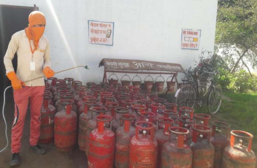 img-20200329-wa0000.jpg Coronavirus: आपके घर पर पहुंचने वाले LPG Cylinder को इस तरह किया जा रहा सैनिटाइज