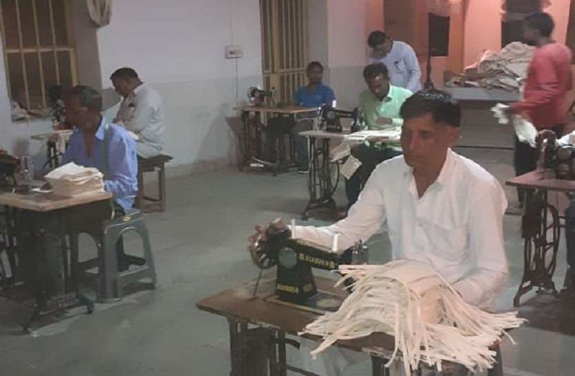कोरोना से जंग में जेल में मास्क तैयार कर रहे बंदी कोरोना से जंग में जेल में मास्क तैयार कर रहे बंदी