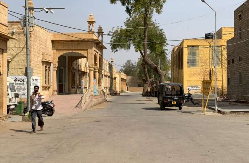 जैसलमेर में अस्पताल एक चौथाई रह गए मरीज ! ...और यहां अस्पताल में लगी मरीजों की भीड़ जैसलमेर में अस्पताल एक चौथाई रह गए मरीज ! ...और यहां लगी मरीजों की भीड़