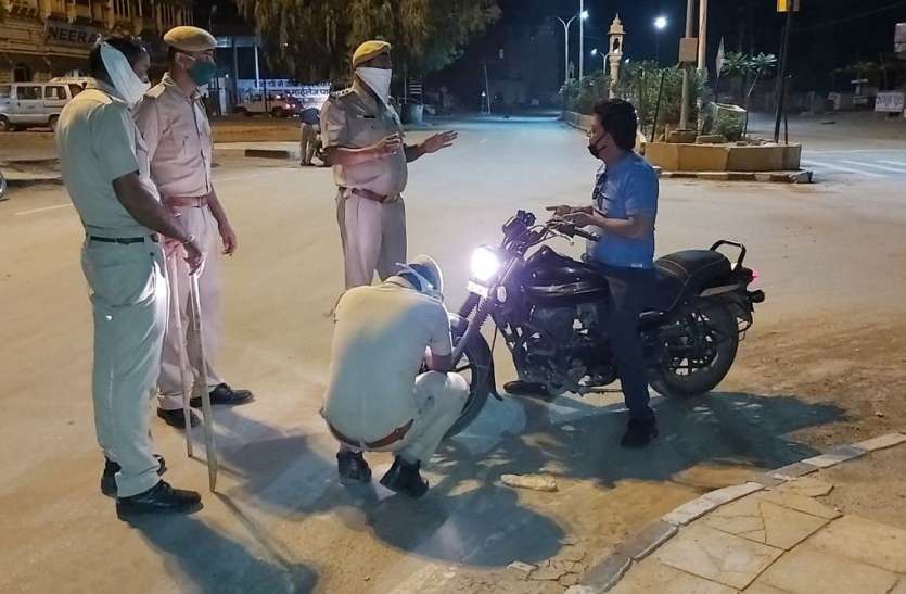 लॉकडाउन तोडऩे वालों पर सख्ती, पुलिस निकाल रही टायरों से हवा लॉकडाउन तोडऩे वालों पर सख्ती, पुलिस निकाल रही टायरों से हवा