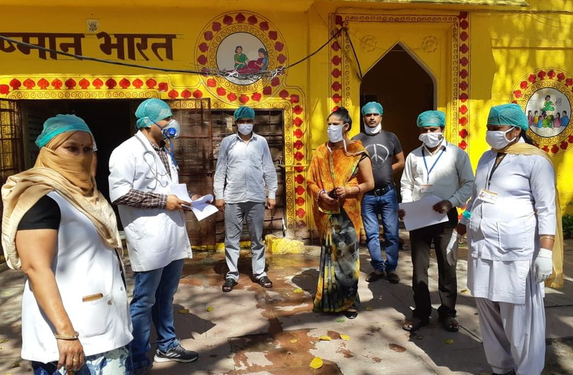 महिला स्वास्थ्यकर्मी भी जुटी हैं कोरोना से निपटने में महिला स्वास्थ्यकर्मी भी जुटी हैं कोरोना से निपटने में