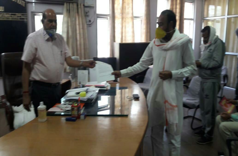 विधायक ने कलक्टर से जानी स्थिति। विधायक कोष से दिए 9 लाख विधायक ने कलक्टर से जानी स्थिति। विधायक कोष से दिए 9 लाख
