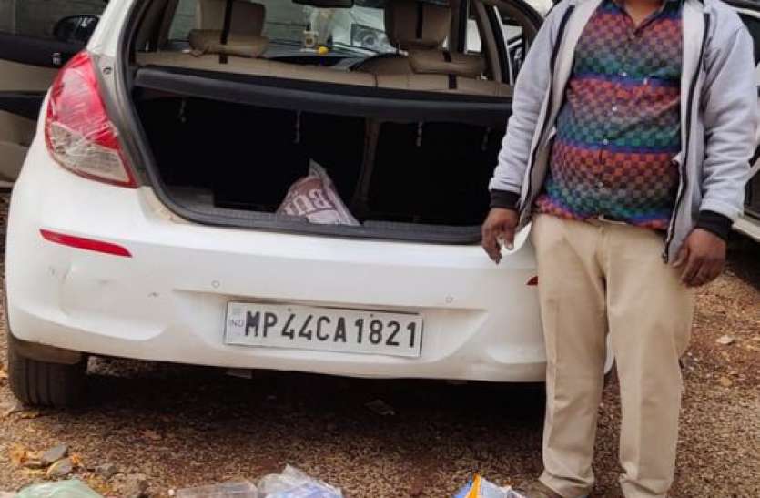कार में गुटखा, सिगरेट बेचते युवक को पकड़ा कार में गुटखा, सिगरेट बेचते युवक को पकड़ा