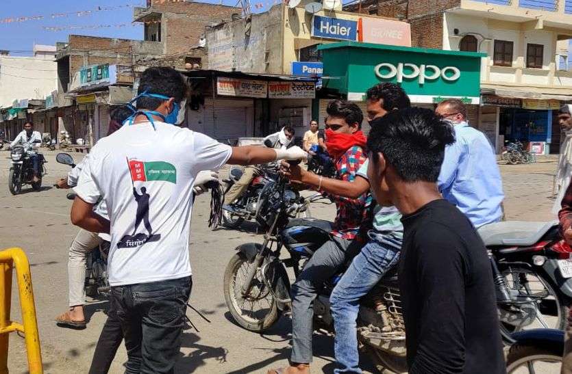 मुस्लिम महासभा स्वयं के खर्चे से निशुल्क मास्क वितरित किए मुस्लिम महासभा स्वयं के खर्चे से निशुल्क मास्क वितरित किए