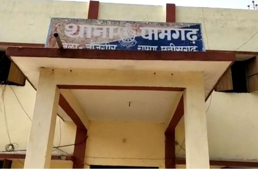 दुकान बंद करने की दी समझाइश तो आरक्षक पर भड़क उठा विधायक पति, पुलिस के साथ की धक्का-मुक्की, मामला दर्ज दुकान बंद करने की दी समझाइश तो आरक्षक पर भड़क उठा विधायक पति, पुलिस के साथ की धक्का-मुक्की, मामला दर्ज