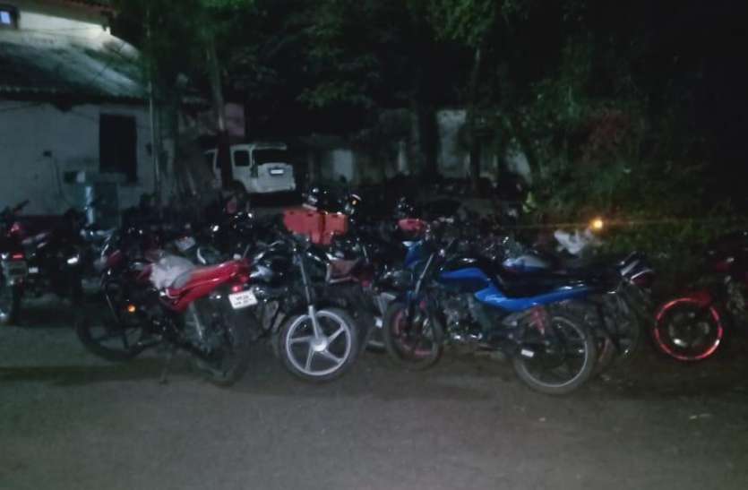 Lockdown: लॉकडाउन में घर से बाहर न निकलें, पुलिस जब्त कर रही वाहन Lockdown: लॉकडाउन में घर से बाहर न निकलें, पुलिस जब्त कर रही वाहन