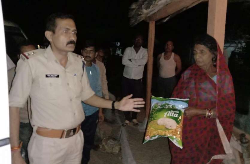 Woman: महिला ने लगाया सौ नम्बर तो पुलिस पहुंची आटा लेकर Woman: महिला ने लगाया सौ नम्बर तो पुलिस पहुंची आटा लेकर