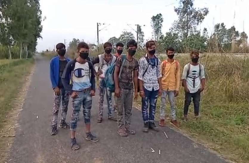 screenshot_from_2020-03-29_17-53-31.jpg Lockdown: फैक्ट्रियां बंद होने के बाद रेलवे ट्रैक पर चलते हुए अपने गांव पहुंच रहे लोग