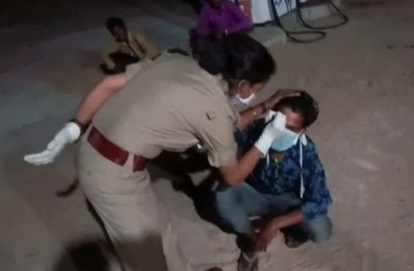 छतरपुर में मजदूर ने लॉकडाउन का किया उल्लंघन, महिला एसआई ने दी ऐसी सजा VIDEO: मजदूर ने लॉकडाउन का किया उल्लंघन, महिला एसआई ने दी ऐसी सजा