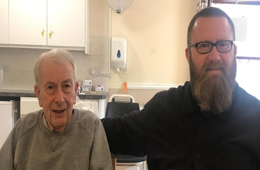 COVID-19: 82 years Man makes 'miracle recovery' From Coronavirus COVID-19: 82 साल के लॉनबरी ने जीती कोरोना की जंग, फ्यूनरल की याेजना बना रहा था परिवार