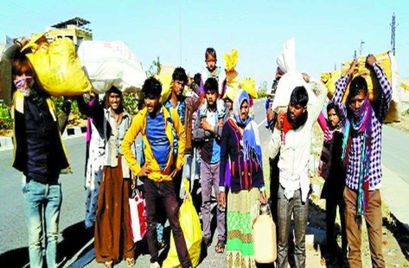 फेल हो रहा लॉकडाउन, पैदल जा रहे मजदूरों से अटा राष्ट्रीय राजमार्ग फेल हो रहा लॉकडाउन, पैदल जा रहे मजदूरों से अटा राष्ट्रीय राजमार्ग