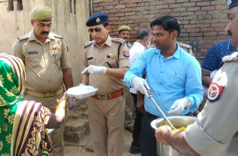 UP police लॉकडाउन में यूपी पुलिस बनी दोस्त, पेश की ऐसी मिसाल कि हर कोई कर रहा तारीफ