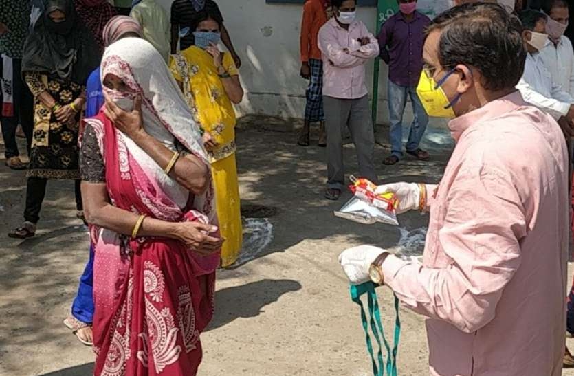 vd sharma दिहाडी मजदूरों को बांटे मास्क, साबुन और भोजन के पैकेट