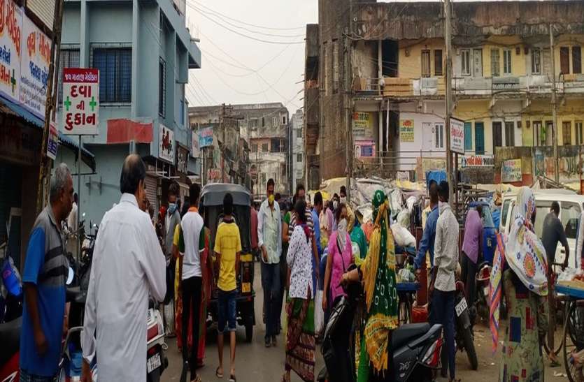 लॉकडाउन में कहीं नहीं दिखे सांसद और विधायक लॉकडाउन में कहीं नहीं दिखे सांसद और विधायक