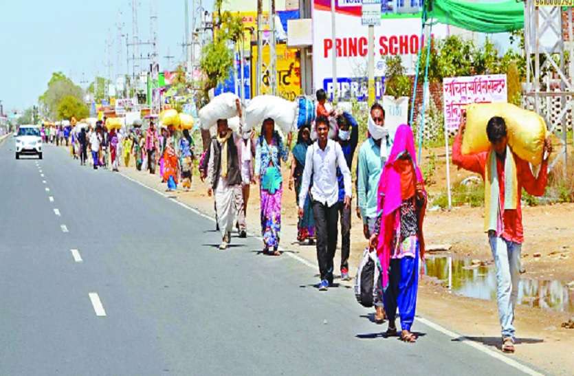 One lakh laborers forced to return home due to loss of employment रोजगार छिनने से एक लाख मजदूर घर वापसी को मजबूर