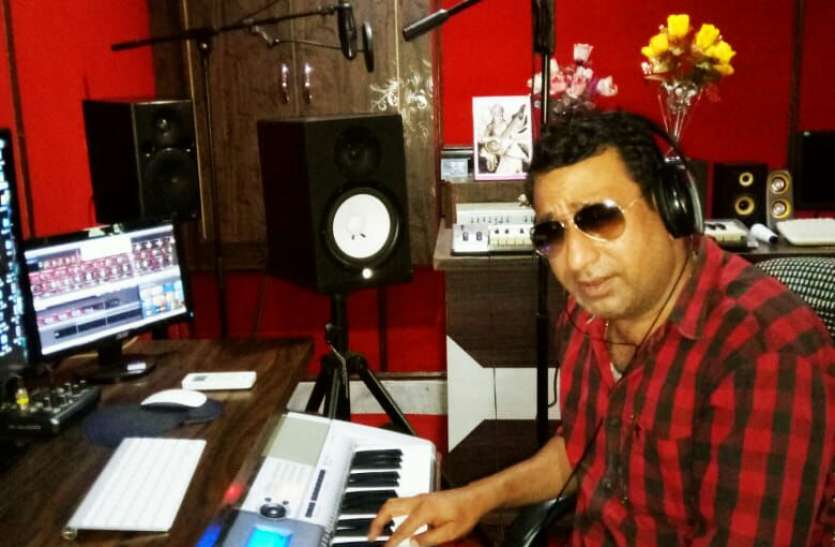 रंगकर्मी ने कोरोना पर बनाया ब्रज स्टाइल में गीत, दिया संदेश रंगकर्मी ने कोरोना पर बनाया ब्रज स्टाइल में गीत, दिया संदेश