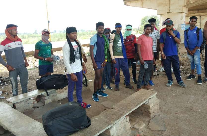If the contractor showed cold, the laborers of Orissa and Kanker got out of trouble ठेकेदार ने ठेंगा दिखाया तो निकल पड़े पैदल, उड़ीसा और कांकेर के मजदूर फंसे संकट में ...