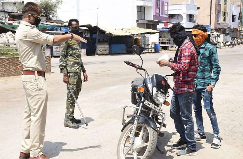 Police snatched the key of the motorcycle and then died the young man… पुलिस ने मोटरसाइकिल की चाबी छीनी और उसके बाद हो गई युवक की मौत ...