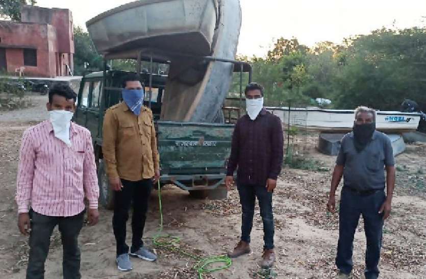 वन विभाग की टीम ने राष्ट्रीय चंबल घडिय़ाल अभयारण्य से जब्त की दो नावें वन विभाग की टीम ने राष्ट्रीय चंबल घडिय़ाल अभयारण्य से जब्त की दो नावें