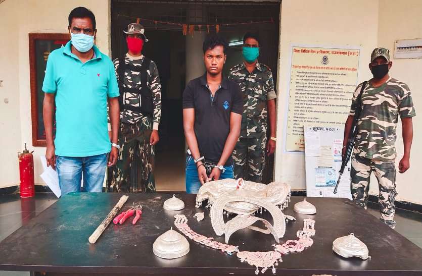 तीन मंदिरों में चोरी करने वाला आरोपी आया पुलिस गिरफ्त में तीन मंदिरों में चोरी करने वाला आरोपी आया पुलिस गिरफ्त में